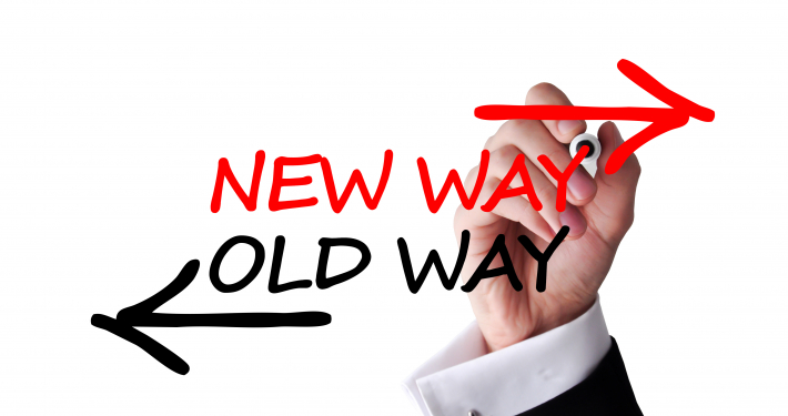 Hand die New Way Old Way zeichnet, Hauptbild für Wandel im Vertrieb